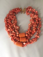 Afrikai, nagyon dekoratív, 3 soros lazac színű korall nyakék, fűzött gyögy dísszel (N)