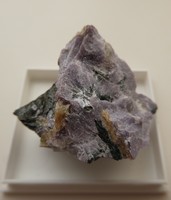 Természetes Tinakszit és Egirin szálak a Csaroit anyakőzetben. Különleges, gyűjteményi ásvány.