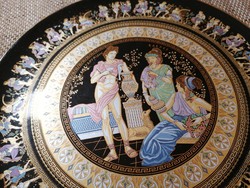 Nagyméretű (32 cm) dísztányér ókori jelenettel, dús és részletgazdag, aranyozott festéssel 