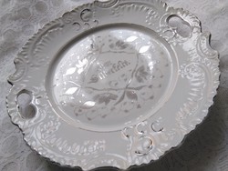 Szépséges, szecessziós füles kínáló tányér ezüst festéssel, Ezüstlakodalmi német felirattal