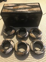 Különleges egyedi fekete lakkfa doboz 6 db szalvéta gyűrűvel 