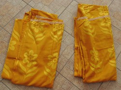 Aranyszínű virágmintás sötétítő függöny pár