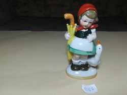 Sárga esernyős német porcelán kislány libával