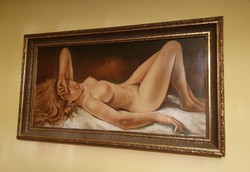 Szegvári Károly "Fekvő női akt". A festmény mérete: 50x100 cm. Keretezett méret 65x115 cm.