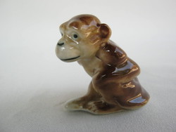 Porcelán mini majom