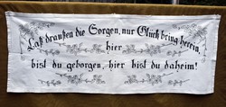Antik sváb néprajzi kézimunka hímzés mintás német szöveges falvédő dekoráció 118 x 43 cm