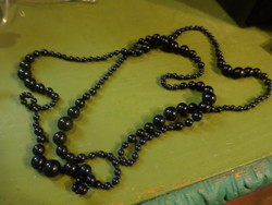 140 cm-es , nagyon sötét kék , retro , műanyag nyaklánc ( szinte fekete )