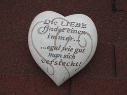 A szerelem elöl nem lehet elmenekülni ... német nyelvű felirattal kőszív