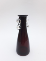 Mélyvörös árnyalatú palackváza áttetsző üveg fülekkel - üveg váza - művészüveg