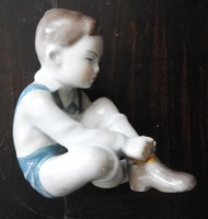 Cipőt fűző fiú figura - ragasztott