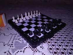 Retro mágneses úti sakk készlet