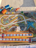2 szett Régi lemezárugyári játék, vasúti mozdony játék + közlekedési játék autópálya lemez felhúzós