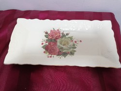 Rózsás porcelán süteményes dobozában 