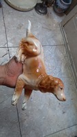 Porcelán kutya szobor, 16 cm magas, 33 cm hosszú darab