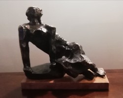 Kerényi Jenő " Támaszkodó" , bronz szobor