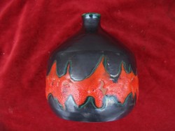 Retro váza "láng" dekorral  Korongon formált, színesen festett grafitmázas kerámia. Palástján láng d