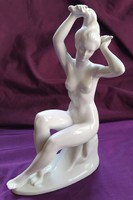 Fésülködő nő - porcelán szobor - 21 cm.