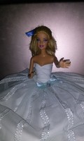 E 106. Óriási akció  Barbie baba báli ruhában kék masnival  1.000.-Ft