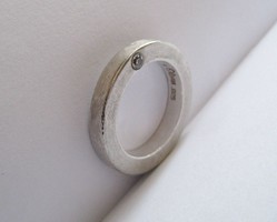 S. Oliver ezüst tömör karika gyűrű, oldalán kis kővel