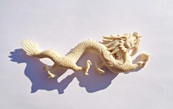 Ázsiai faragott sárkány szobor
