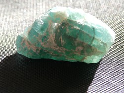 Természetes zöld Apatit nyers ásvány. 8,9 gramm. Ékszeralapanyag vagy gyűjteménybe. 