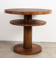 Modern stílusú kerék forma fa  asztal egy polcos.