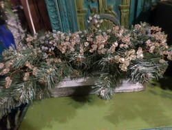 27 x 12 x 8 cm-es kopottas szürkére festett fa ládikóban deres hatású , karácsonyi dekoráció .