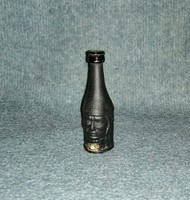 Indián formájú üveg palack itallal (afp)
