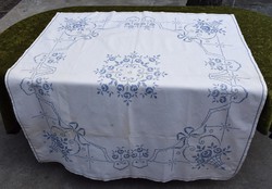 Keresztszemes hímzett kék virágkosár mintás díszterítő , kis terítő , asztalközép 137 x 124 cm 