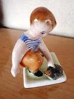 Bodrogkeresztúri figura / nipp, sünt simogató kisfiú