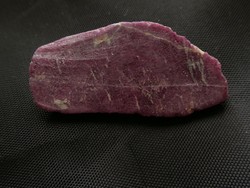 Természetes Rubin szelvény (a Korund ásvány változata). Gyűjteményi darab. 18 gramm, nyers drágakő