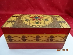 Wooden box with burnt pattern, hand painted. Size: 17.5 x 10.5 x 8.5 cm. He has!