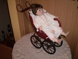 Babakocsi porcelán babával