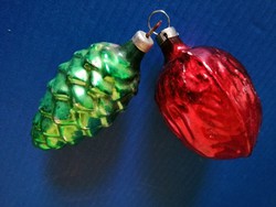 Régi üveg karácsonyfadíszek, piros dió, zöld toboz