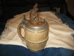 Osztrák sörös krigli , gyűjtői példány , porcelánból / nem  cserépből  / óntetővel , rajta  törpével