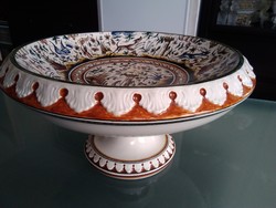 A hand-painted centerpiece with a relief pattern from the Portuguese van gelder collection!
