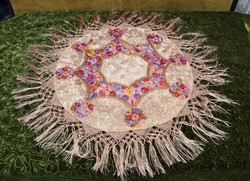 Antik selyemmel hímzett mezőkövesdi matyó mintás díszterítő , terítő , asztalközép 58 cm +15 cm rojt