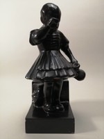 Art-deco kerámia szobor - Pityergő kislány