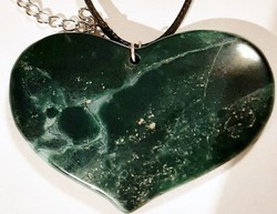 Csodaszép hatalmas mély zöld természetes jáspis szív drágakő medál nyaklánc