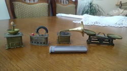 Régi Miniatűr réz vasaló, gramofon, mérleg és daráló.