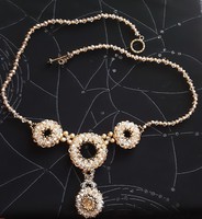 Crystal necklace, golden brown for a great occasion for theater, etc. It is also excellent as a gift