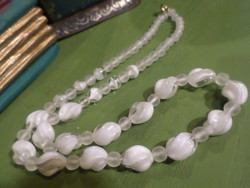 55 cm-es , színtelen-fehér cirmos , csavart és matt színtelen gömbölyű üveggyöngyökből álló nyaklánc