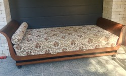 Empir-style swan bed