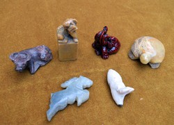 Régi kő , jade faragott állatfigura , fo kutya pecsét , viasz elefánt , kafferbivaly , teknős , ló 
