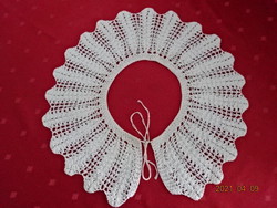 Crochet lace collar, outer diameter 35 cm. He has!