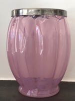 Antik rózsaszínű opálüveg váza ezüstözött peremmel, 16 cm magas