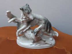 Porcelán kutyák talapzaton jelenetes német porcelán: játszadozó agarak