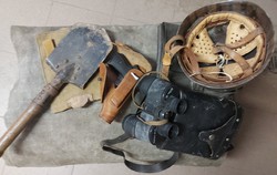 Katonai vegyes gyalásó, távcső, P63, sisak, táska