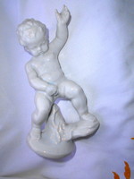 Herendi fehér vitrin figura - putto (pisilős kisfiú) masszába nyomott Herend  jelzéssel
