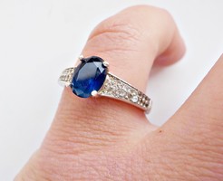 Kék és fehér kövekkel díszített ezüst gyűrű 925 62-es méret